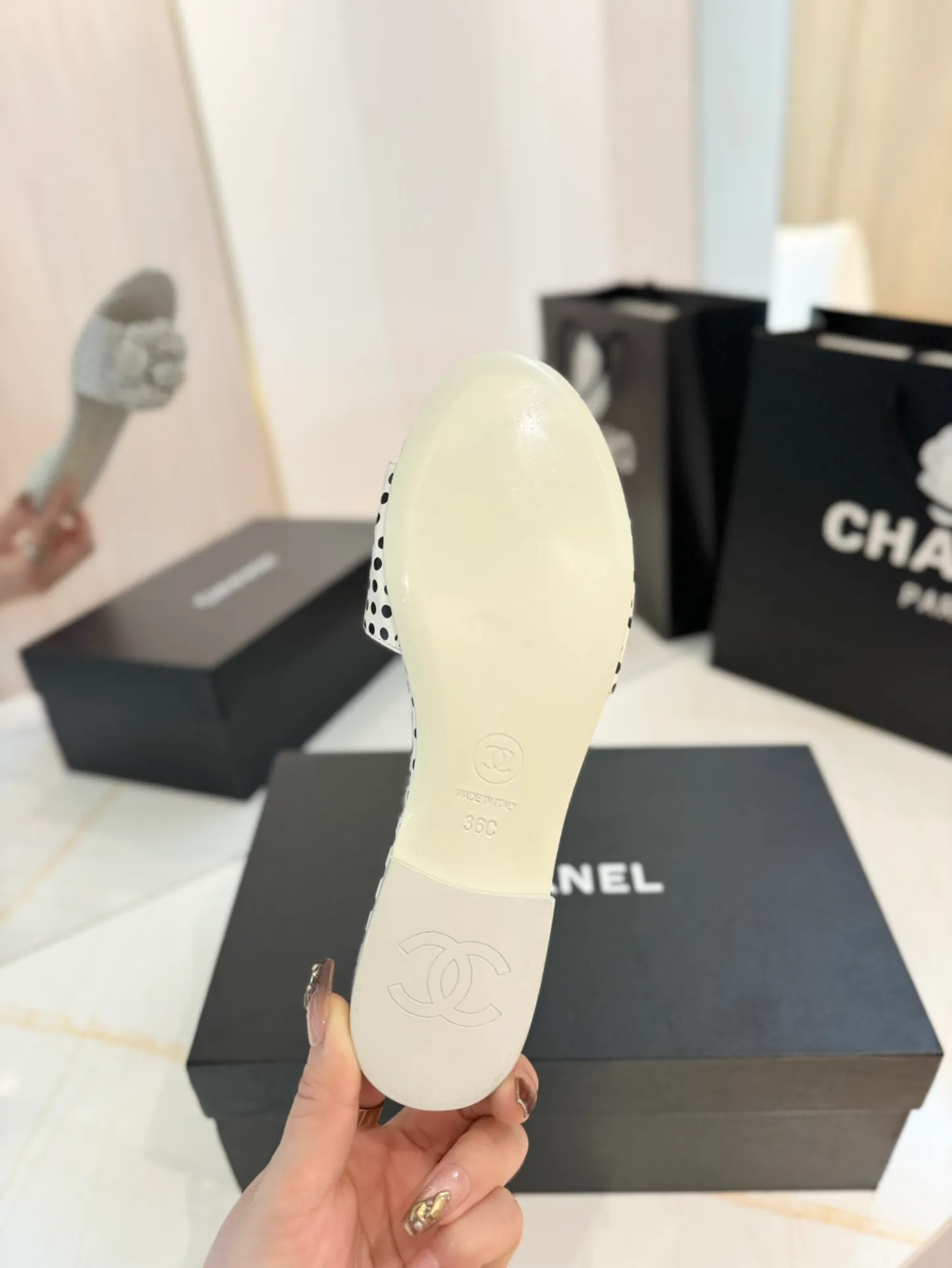 👟👟Ex-factory price 520👟👟 Purchasing agent Chanel 24C new spring and summer camellia hollow slippers series This season’s camellia series is really beautiful, with the usual elegant ladylike temperament of Grandma Xiang’s family, full of high-end sense! It’s very nice on the feet~ Whether worn barefoot or paired with skirts or trousers, it’s very versatile! Incomparably beautiful! Specially made of imported lambskin for the upper, mixed sheepskin for the lining, Italian grade A genuine leather outsole Size: #35-39 (40/41 customized)